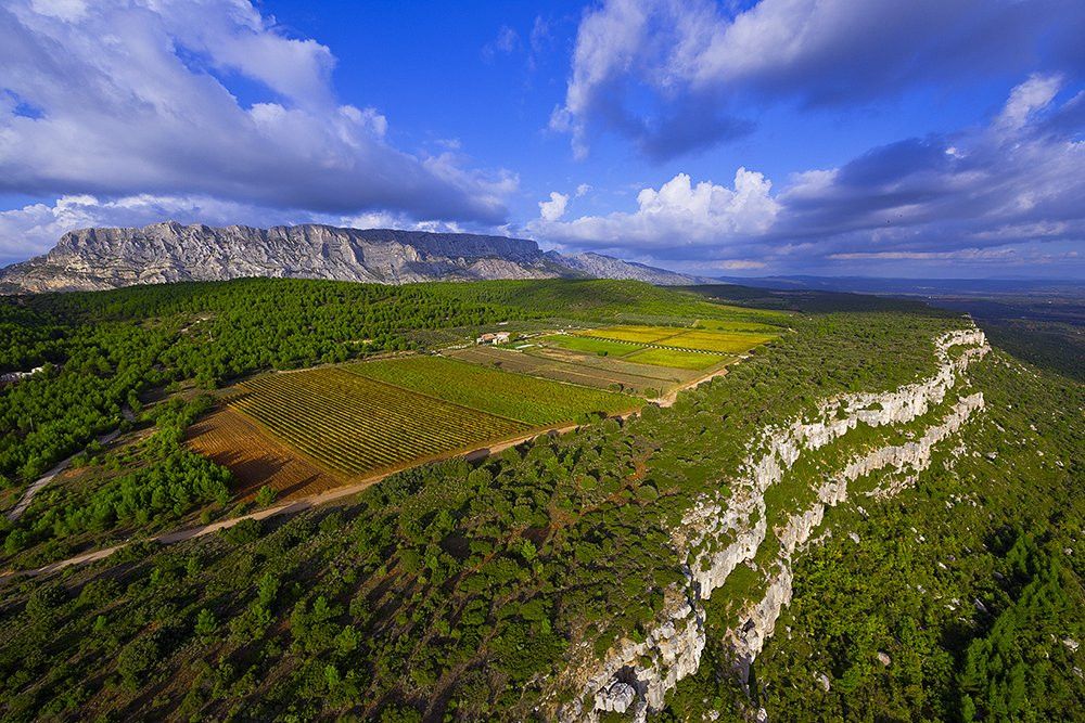 Crêtes blanches de la Sainte-Victoire vues du ciel