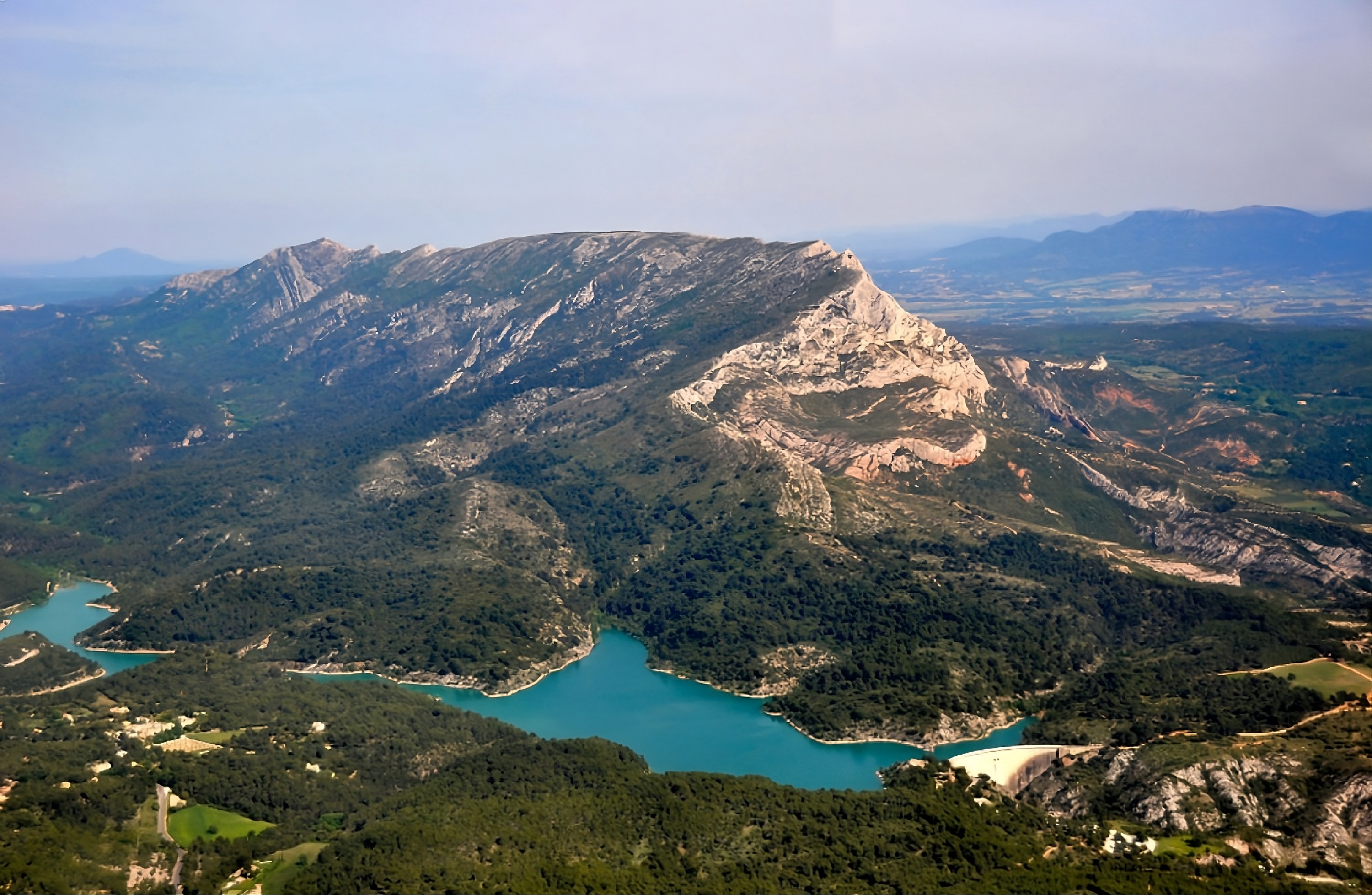 Reliefs escarpés de la Sainte-Victoire